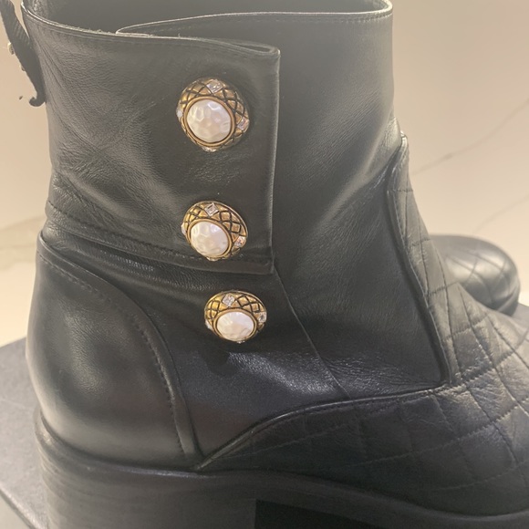 Chanel Black Quilted leather Pearl CC Logo Zip Boot Size 41.5 - Picture 5 of 15